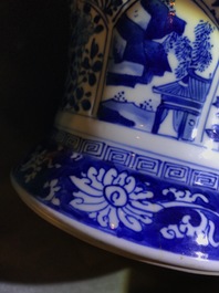 Un vase en porcelaine de Chine bleu et blanc &agrave; d&eacute;cor floral, Kangxi